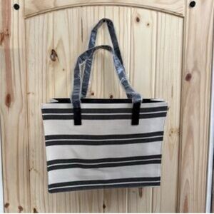 Black/Ivory Stripe Canvas Large Shopping Beach Tote Bag.
Promotional free item.